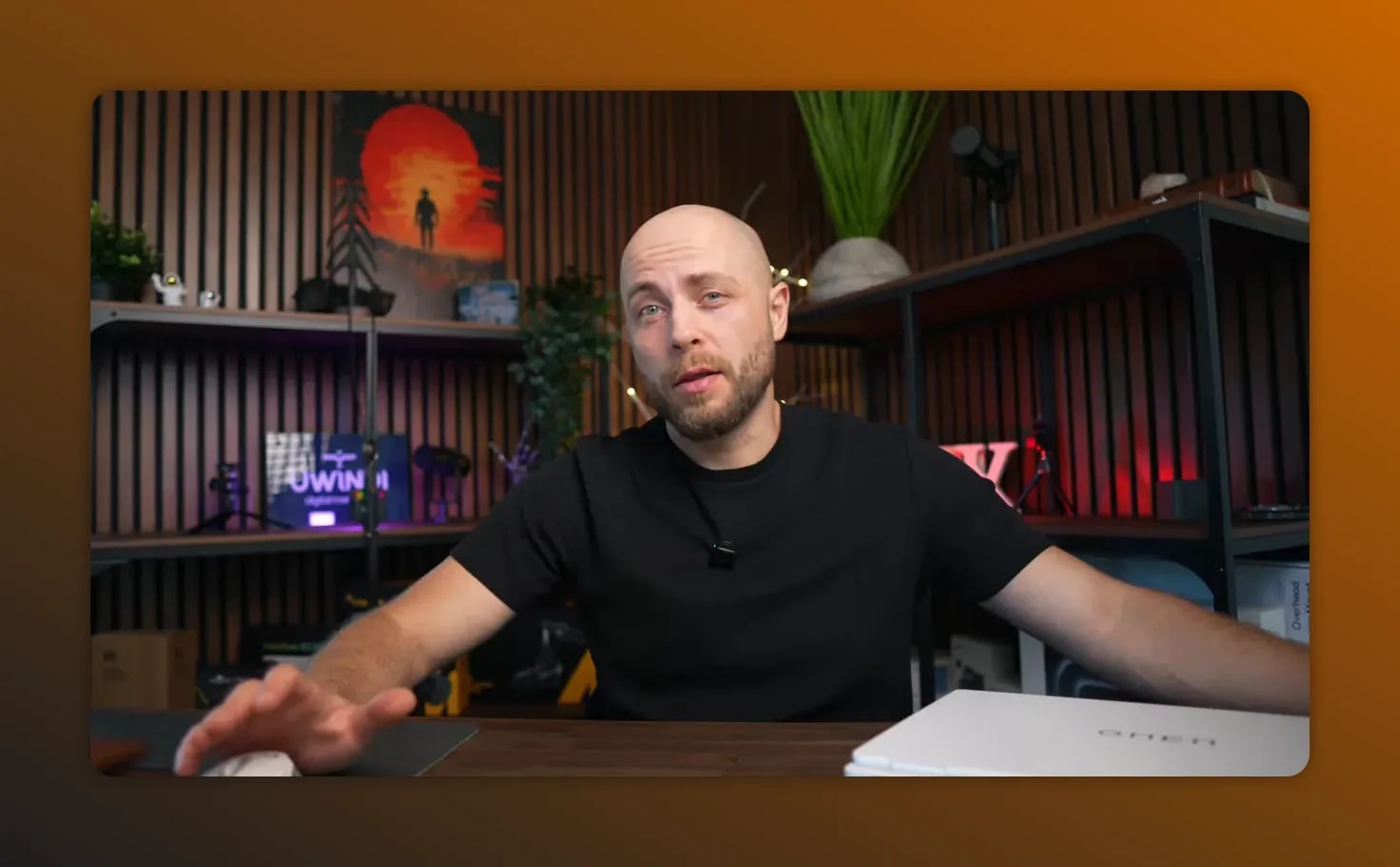 Presenter explaining the MacBook boot speed advantage