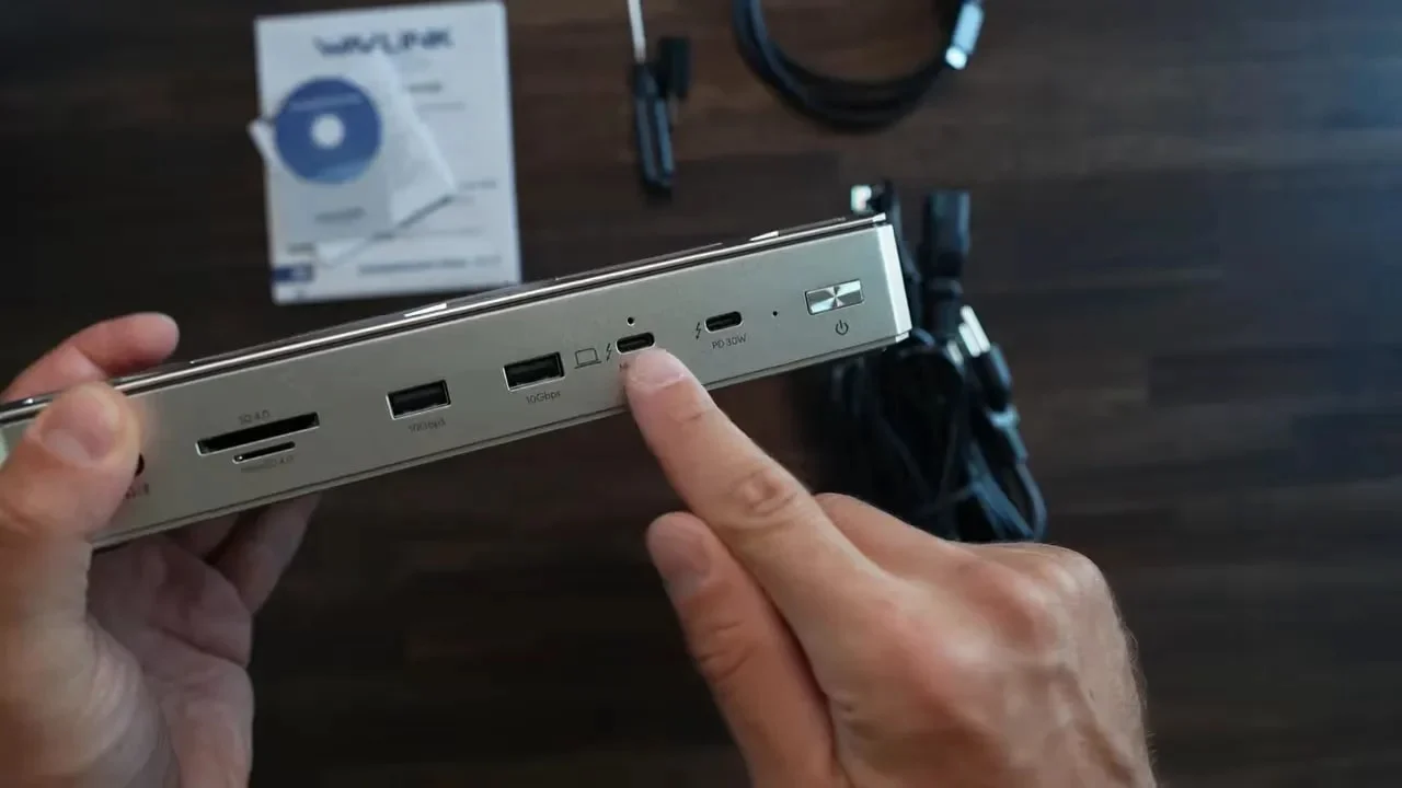 Front edge of the Wavlink dock showing card reader slots and multiple USB ports